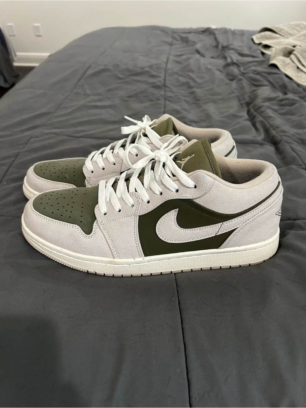 Nike Low-Top Sneakers in Olive Green & Light Gray